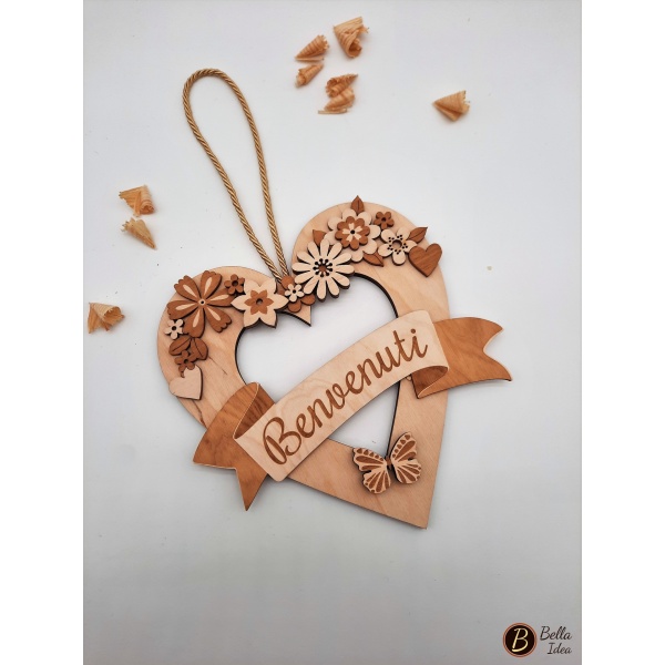 Cuore in legno da appendere con fiori e scritta benvenuti