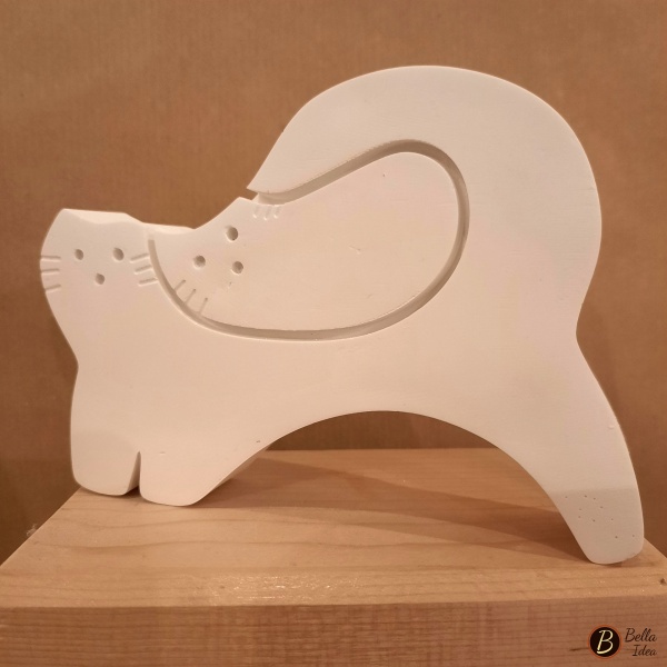 Gatti in gesso bianco che rappresentano un genitore con cucciolo.