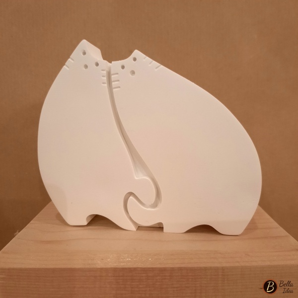 Gatti in gesso bianco che rappresentano una coppia.