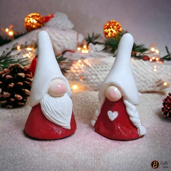 Coppia gnomi mignon bianco e rosso sfondo natalizio
