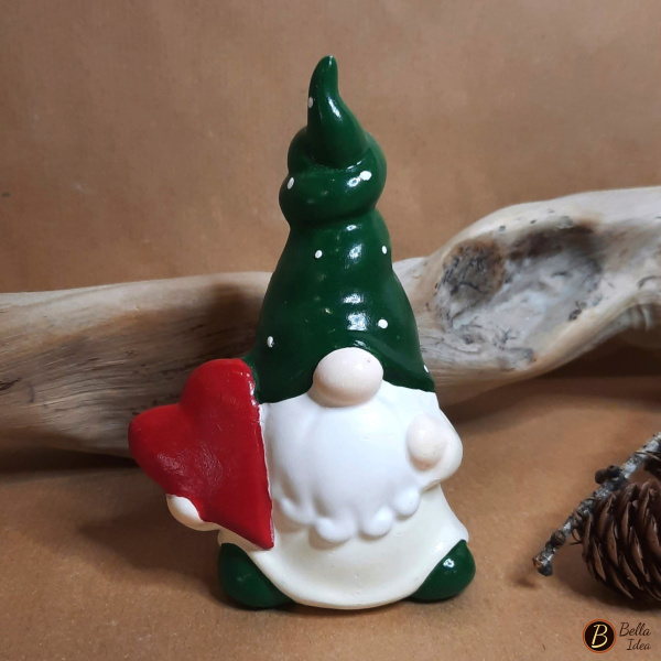 Gnomo in gesso con cuore verde e avorio (versione D)