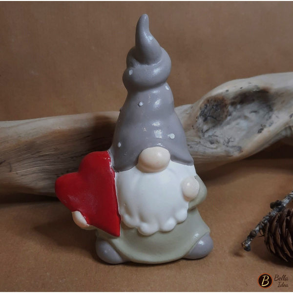 Gnomo in gesso con cuore tortora e verdino (versione E)
