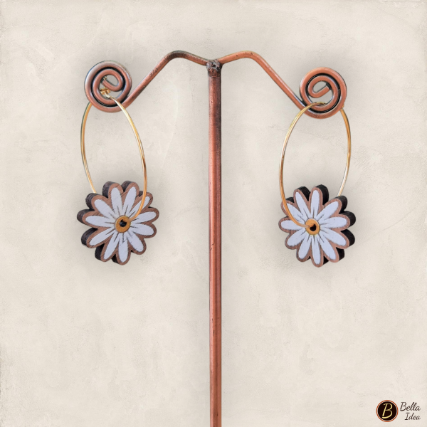 Orecchini cerchio con pendente in legno modello Daisy