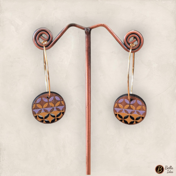 Orecchini cerchio con pendente in legno modello Deco