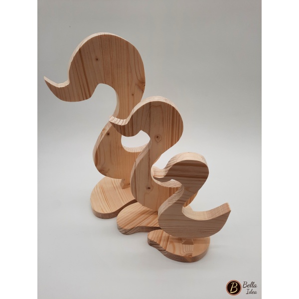 tre paperelle in legno di diverse misure in fila