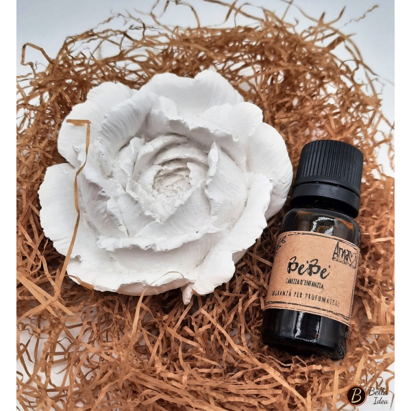 Peonia in gesso bianco con flaconcino di essenza profumata