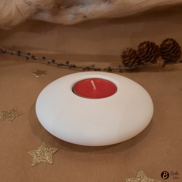 Portacandela a forma di confetto in gesso bianco adatto a tealight visto di lato.