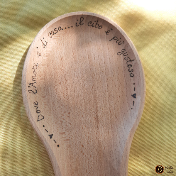 Poggiamestolo con inciso "Aove l'amore è di casa il cibo è più gustoso"