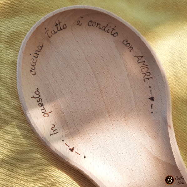 Poggiamestolo con inciso "In questa cucina tutto è condito con amore"