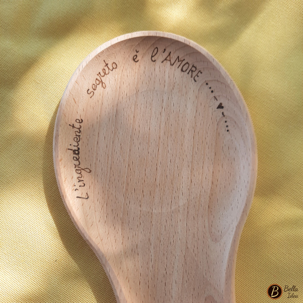 Poggiamestolo con inciso "L'ingrediente segreto è l'amore"