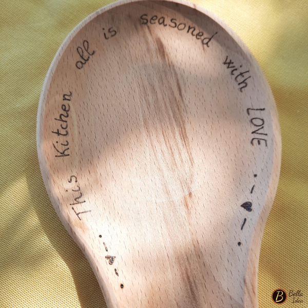 Poggiamestolo con inciso "The kitchen all  is seasoned with love"