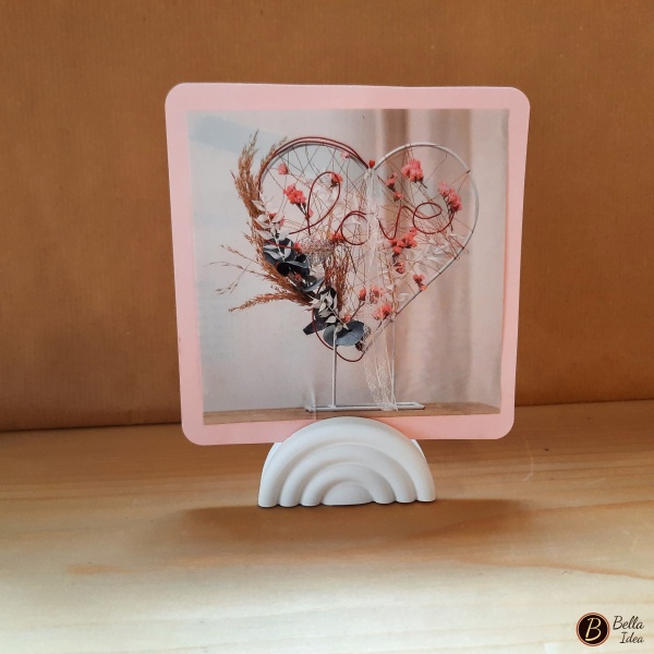 Piccolo arcobaleno in gesso bianco con fessura adatta per fare da supporto a fotografie o biglietti