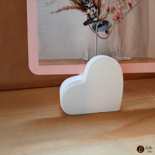  Dettagli di piccolo cuore in gesso bianco con fessura adatta per fare da supporto a fotografie o biglietti