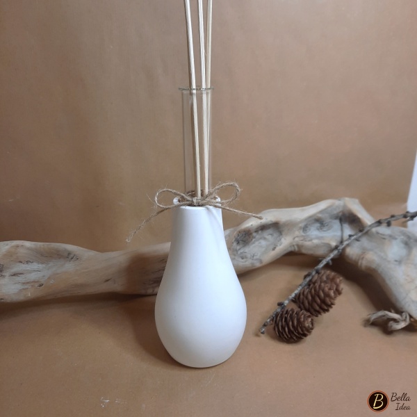 Profumatore in gesso bianco a forma di bottiglia con provetta in vetro e bastoncini per diffusore