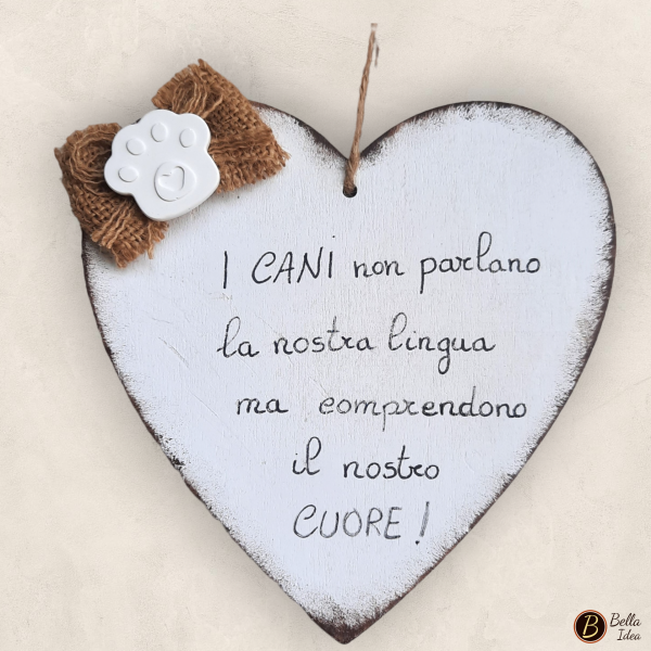 Targhetta in legno a forma di cuore da appendere con "I cani non capiscono la nostra lingua ma comprendono il nostro cuore"
