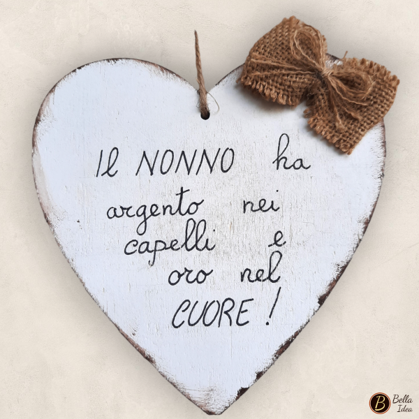 Targhetta in legno a forma di cuore da appendere con "I Nonni hanno argento nei capelli e oro nel cuore"