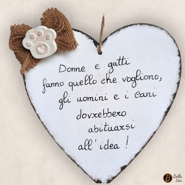 Targhetta in legno a forma di cuore da appendere con frase su donne e gatti