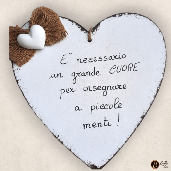 Targhetta in legno a forma di cuore da appendere con "E' necessario un grande cuore per insegnare a piccole menti"