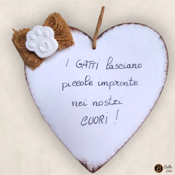 Targhetta in legno a forma di cuore da appendere con "I gatti lasciano piccole impronte nel nostro cuore"