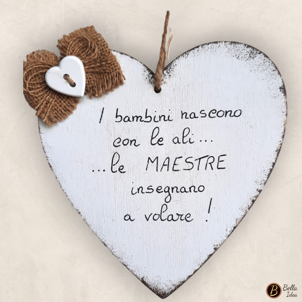 Targhetta in legno a forma di cuore da appendere con "i bambini nascono con le ali, le maestre insegnano a volare"