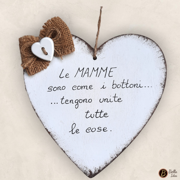 Targhetta in legno a forma di cuore da appendere con "Le mamme sono come i bottoni, tengono unite tutte le cose"