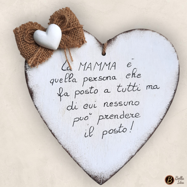 Targhetta in legno a forma di cuore da appendere con "La mamma è quella persona che fà posto a tutti ...