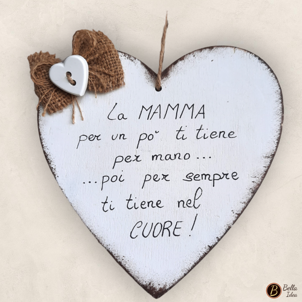 Targhetta in legno a forma di cuore da appendere con "La mamma per un pò ti tiene..."