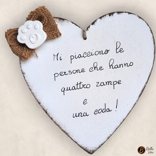 Targhetta in legno a forma di cuore da appendere con "Mi piacciono le persone con 4 zampe e una coda"