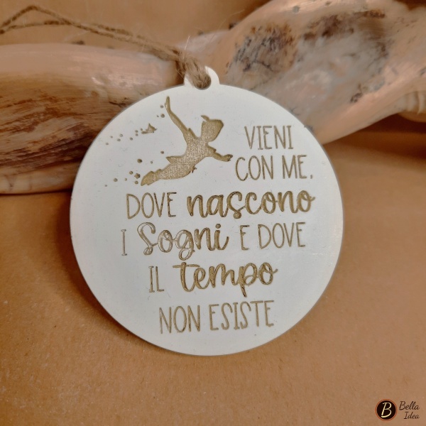 Ciondolo in gesso con frase "Vieni con me dove nascono i sogni e il tempo non esiste" versione oro 