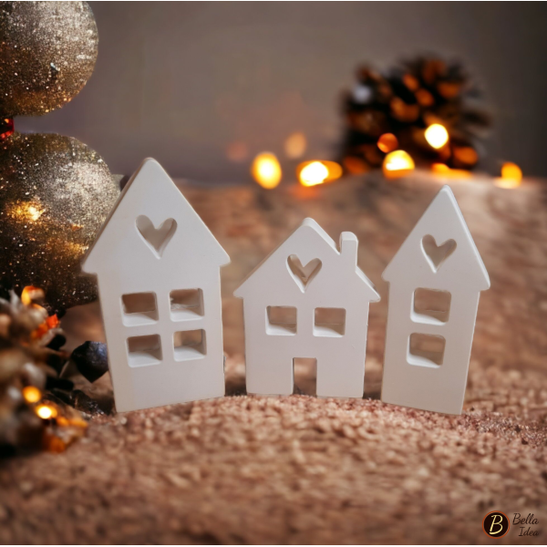 Tre casette da appoggio in gesso bianco con cuore su sfondo natalizio