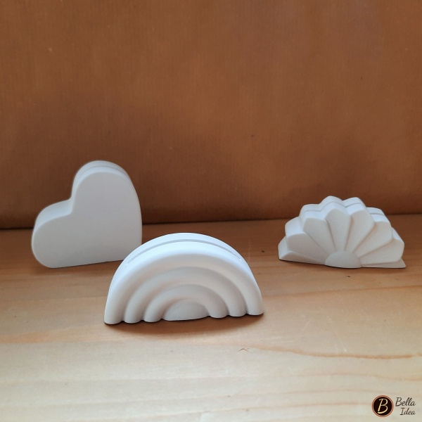 Tre piccoli portafoto in gesso bianco con fessura  a forma di cuore, arcobaleno e fiore