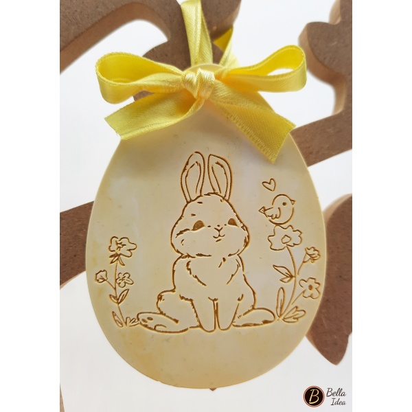 Uovo decorativo in gesso giallo da appendere con coniglietto visto davanti