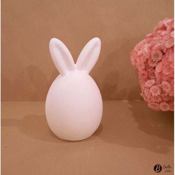 Uovo decorativo in gesso bianco con simpatiche orecchie lunghe.