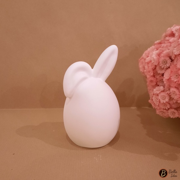 Uovo decorativo in gesso bianco con simpatico orecchio piegato.